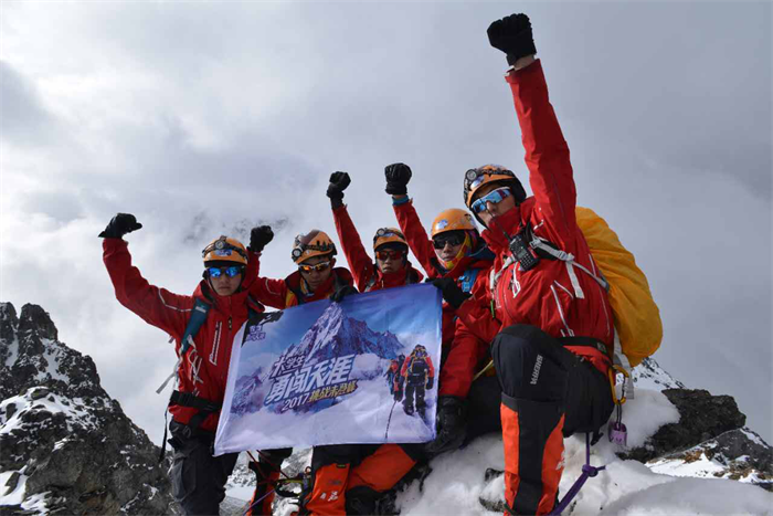 大学生勇士成功登顶集体照.png
