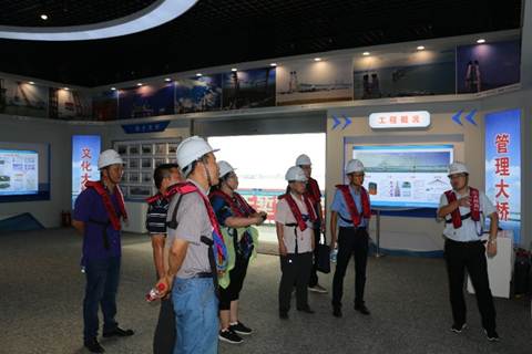 说明: E:\道桥系党委\道桥暑期考察资料\2019道桥系暑期考察精选照片2\IMG_5394.JPG